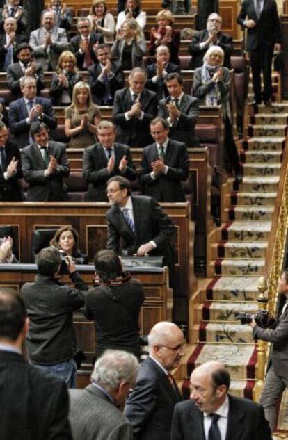 La bancada popular ovaciona ayer a Mariano Rajoy. 