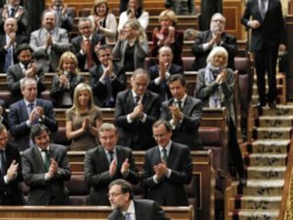 La bancada popular ovaciona ayer a Mariano Rajoy. 