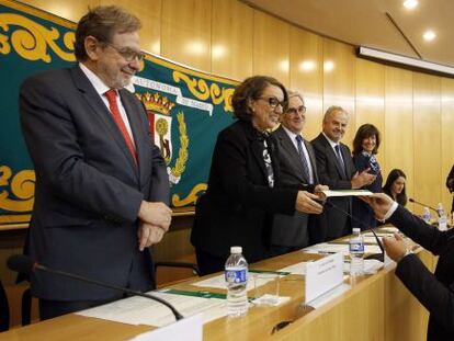 Juan Luis Cebri&aacute;n y Rebeca Grynspan, durante la entrega de diplomas.