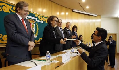 Juan Luis Cebrián y Rebeca Grynspan, durante la entrega de diplomas.
