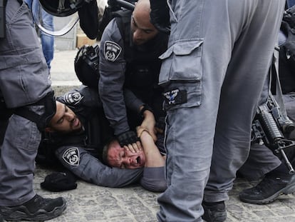 Un palestino es detenido en las afueras de la Ciudad Vieja después de que la policía israelí bloqueara las entradas al complejo Al-Aqsa, en Jerusalén.