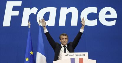 El candidato socioliberal a las elecciones presidenciales francesas, Emmanuel Macron, celebra su victoria en la primera ronda de las elecciones en Par&iacute;s (Francia).