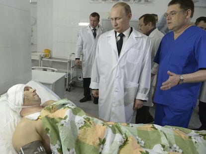 Putin visita a uno de los heridos en Volgogrado.