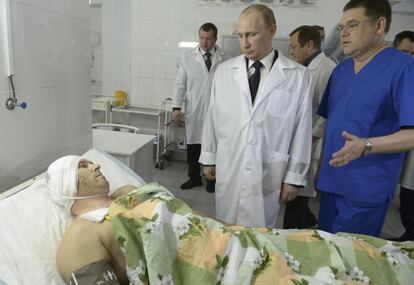 Putin visita a uno de los heridos en Volgogrado.