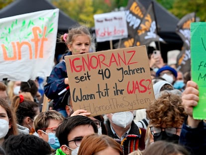 Una pancarta (‘Ignorancia durante 40 años. ¿Cuándo actuarán?’) durante una protesta contra el cambio climático, en Berlín, en septiembre de 2021.