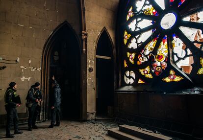  Agentes de polica inspeccionan los da?os en el interior de la iglesia catlica de San Nicols, cerca del lugar donde se produjo un ataque con misiles en el centro de Kiev.