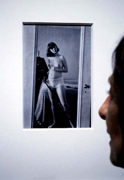 Autorretrato de Diane Arbus embarazada, en la exposición.
