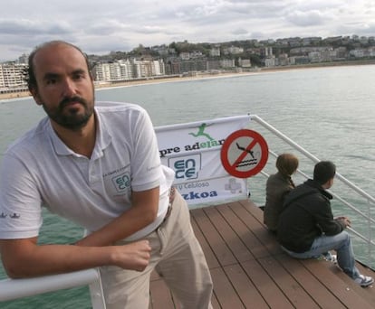 Jaime Caballero posa ayer frente al Club Naútico de San Sebastián