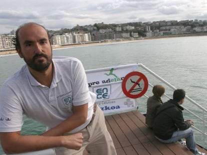 Jaime Caballero posa ayer frente al Club Naútico de San Sebastián