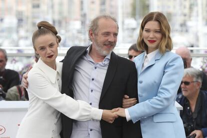 El director Arnaud Desplechin es abrazado por las actrices francesas Sara Forestier y Léa Seydoux, este jueves en Cannes, durante la presentación del film 'Roubaix, une lumière'.