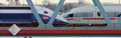 Un tren de alta velocidad franc&eacute;s (construido por Alstom) y uno alem&aacute;n (construido por Siemens) se encuentran en un puente en la frontera entre ambos pa&iacute;ses.