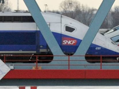 Un tren de alta velocidad franc&eacute;s (construido por Alstom) y uno alem&aacute;n (construido por Siemens) se encuentran en un puente en la frontera entre ambos pa&iacute;ses.