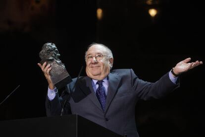 El actor Alfredo Landa, sorprendido con su Goya Honorífico por toda su carrera durante la gala de 2008 celebrada en el Palacio de Congresos de Madrid.