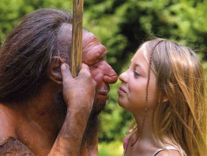 Menina observa uma figura que recria a fisionomia atribuída ao homem de neandertal.