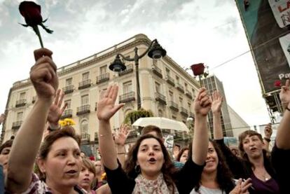 Cientos de personas se manifiestan esta tarde en la madrileña Puerta del Sol para protestar por el desalojo "violento" y "desproporcionado" del campamento de Barcelona esta mañana.