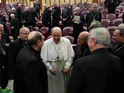 El papa Francisco junto a los obispos de la Conferencia Episcopal Española, este martes en el Vaticano.