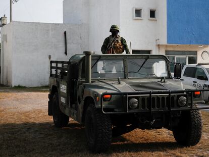 Miembros del Ejército mexicano vigilan un edificio del Servicio Médico Forense, en Matamoros (México), en una fotografía de archivo.