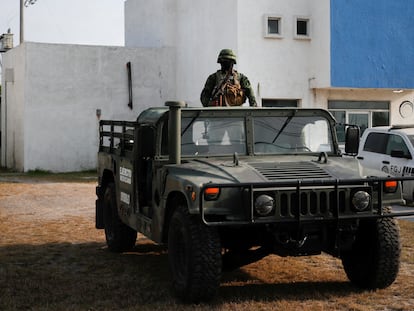 Miembros del Ejército mexicano vigilan un edificio del Servicio Médico Forense, en Matamoros (México), en una fotografía de archivo.