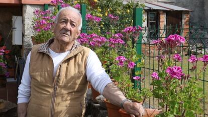 José Navacerrada, vecino de Sebreño de 82 años, comenta las ventajas de la vida rural en la era del confinamiento. La tranquilidad y las ocupaciones entretienen a este madrileño que ve con resignación y pena cómo han funcionado las residencias de mayores de la capital, donde residen sus hijos.