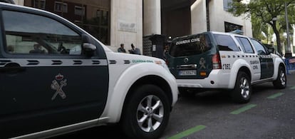 Dos coches de la Guardia Civil durante una operaci&oacute;n policial. 
 