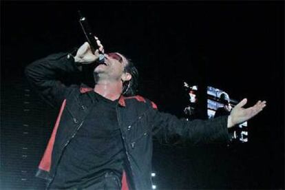 Bono, líder de U2, durante el concierto del domingo en el Camp Nou.