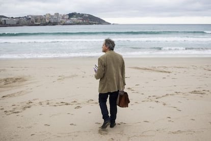 Manuel Rivas, escritor y periodista, en la playa de Orz&aacute;n (A Coru&ntilde;a).