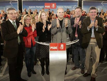 Blanco, Carmen Tovar, Manuela Parralo, Chaves, Monteseirín y Pizarro, ayer, en un acto del PSOE.