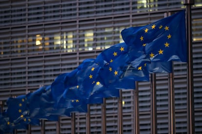 Banderas de la UE junto a la sede de la Comisión Europea en Bruselas.