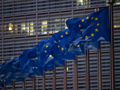 Banderas de la UE junto a la sede de la Comisión Europea en Bruselas.