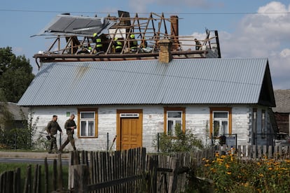 Militares ante una vivienda afectada por la caída de restos de un dron derribado, en Wyryki, Polonia.
