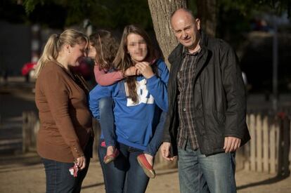 Los brasile&ntilde;os Rosemari Bastos y Francisco Andre Teixeira viven en Santa Coloma de Gramenet con sus dos hijas.