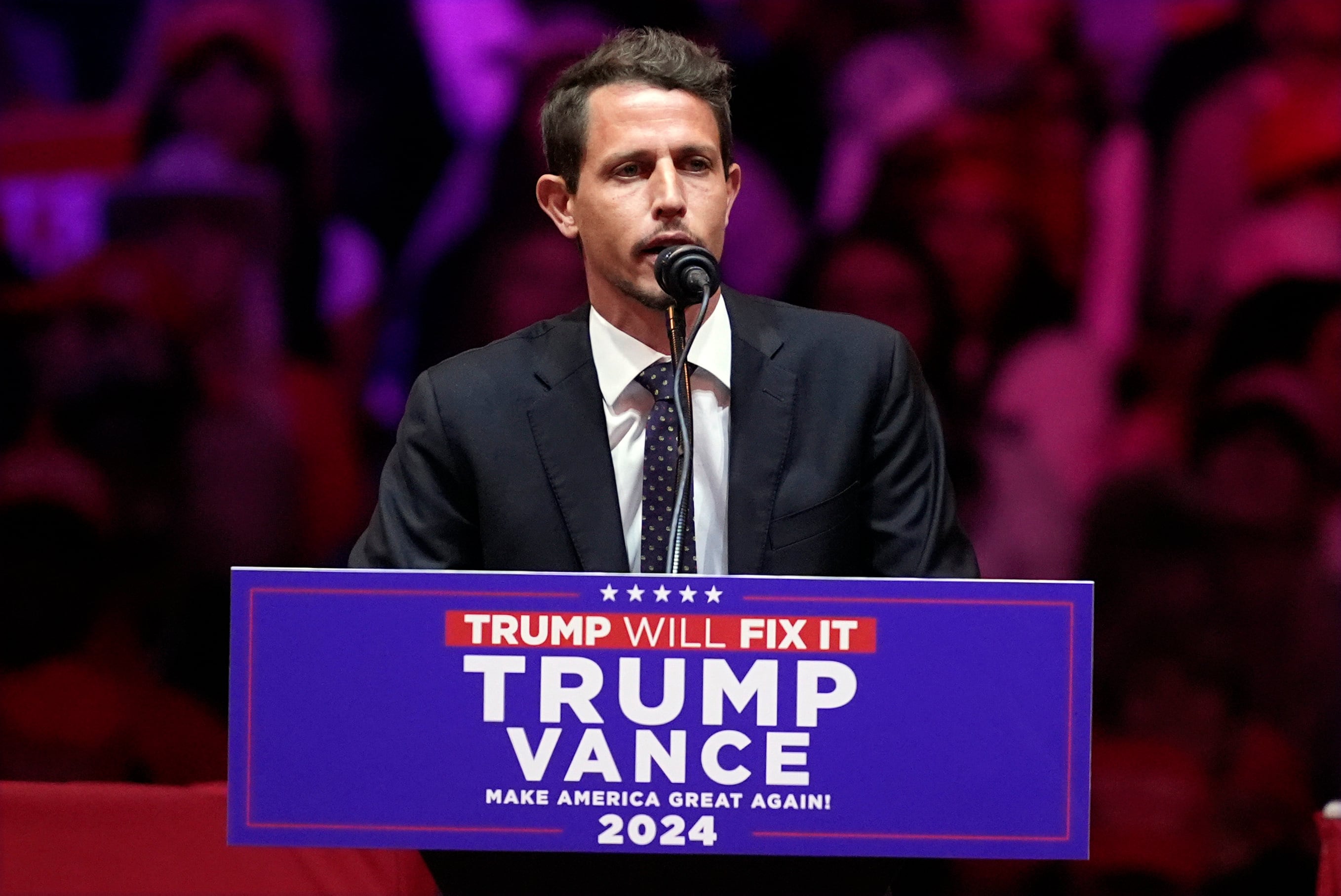 La rutina cómica racista en el rally de Trump en el Madison Square Garden