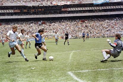 Maradona, durante el partido de cuartos de final contra Inglaterra, en 1986.