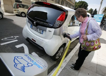 Una mujer recarga su veh&iacute;culo el&eacute;ctrico en Niza, primera ciudad francesa que instal&oacute; 70 puntos de carga en abril de 2011.