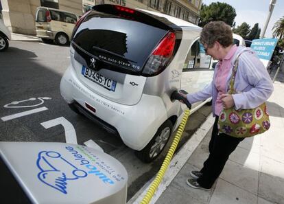 Una mujer recarga su vehículo eléctrico en Niza, primera ciudad francesa que instaló 70 puntos de carga en abril de 2011.