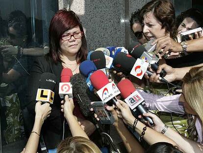 Miriam Alonso atiende a la prensa durante el primer día del juicio contra su supuesto agresor.