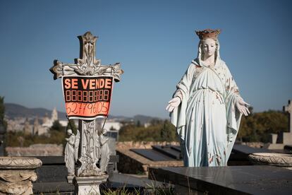 Cementerio de Montjuïc en Barcelona, este martes. Unas 87.400 han visitado los nueve cementerios de la ciudad de Barcelona entre el sábado por la mañana y este martes a las dos del mediodía, por la festividad de Todos los Santos.