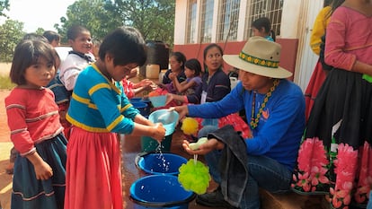 Niños wixaritari practicando hábitos de higiene como resultado de la educación impartida por Ha Ta Tukari.