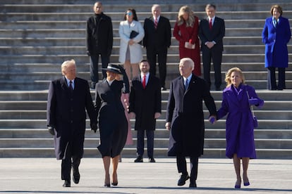 El presidente de Estados Unidos, Donald Trump, y la primera dama, Melania Trump, acompañan al expresidente, Joe Biden, y a la ex primera dama, Jill Biden.