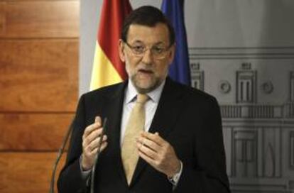 El presidente del Gobierno, Mariano Rajoy, durante la rueda de prensa que ha ofrecido hoy en el Palacio de la Moncloa tras la reunión que ha mantenido con los agentes sociales para intercambiar puntos de vista sobre la salida de la crisis y ofrecer diálogo.