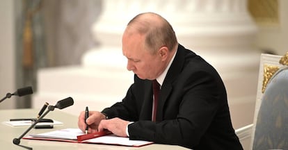 Vladimir Putin firma el decreto en el que reconoce la independencia de Donetsk y Lugansk.