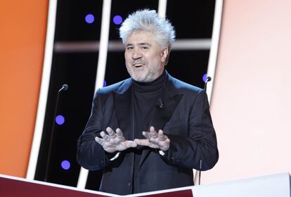 <b>2010. </b>En el último momento, Pedro Almodóvar aparece en el escenario a dar el Goya a la mejor película a 'Celda 211'. “Tenéis un presidente muy, muy pesado”, dice entre risas en referencia a Alex de la Iglesia. Almodóvar permaneció cinco años al margen de la Academia de Cine porque no estaba de acuerdo con el sistema de votación de los premios.