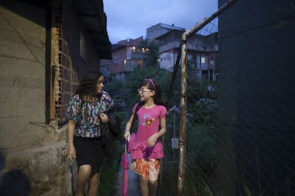 Dos jóvenes regresan al barrio después de asistir a las clases. Antes era impensable permanecer o pasear en el barrio por miedo a las bandas. Los vecinos se habían impuesto un toque de queda para evitar cualquier tipo de conflicto con los delincuentes.