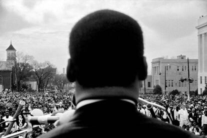 Dr. Martin Luther King, Jr durante su discurso a 25,000 participantes de la marcha de Selma a Montgomery, en favor de los derechos civiles , Alabama, 25 marzo, 1965