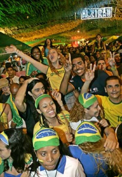 Hinchas brasileños, excitados en la grada.