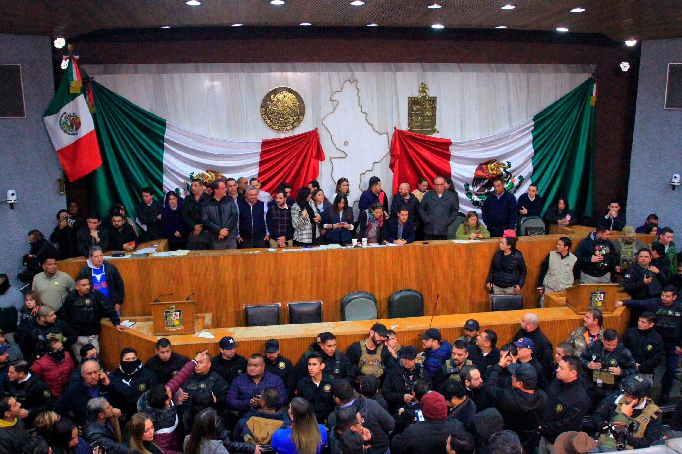 Elementos de seguridad resguardan el estrado del Congreso de Nuevo León, durante la designación de Luis Enrique Orozco como gobernador del Estado, en Monterrey, el 29 de noviembre de 2023.