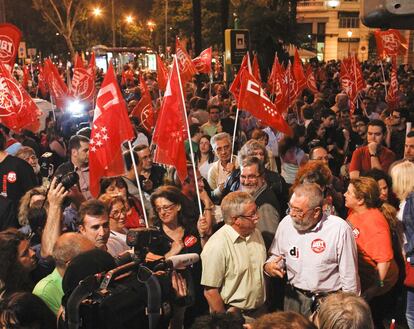 Ignacio Fernández Toxo y el ex-secretario general de UGT, Cándido Méndez (derecha), asisten en Madrid a la concentración contra la Reforma Labora, el 23 de mayo de 2012.