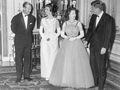 El duque de Edimburgo con Jacqueline Kennedy, la reina Isabel y el presidente John F. Kennedy, en Buckingham Palace.