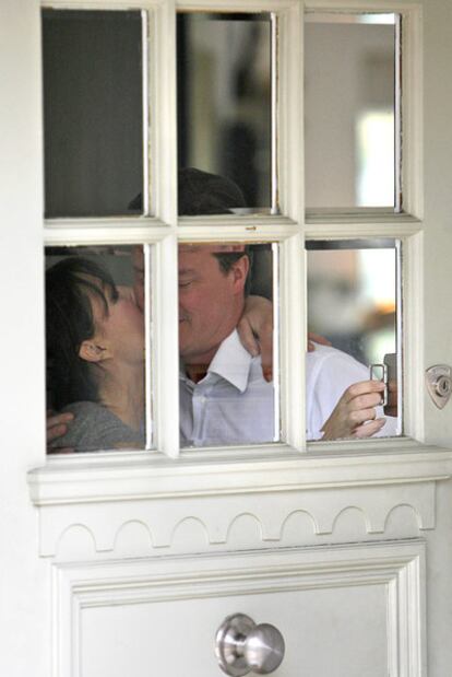 David Cameron abraza a su esposa, Samantha, a su llegada a su casa de Londres.