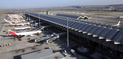 Varios aviones en las pistas de la T4 del Aeropuerto Adolfo Su&aacute;rez Madrid-Barajas. 